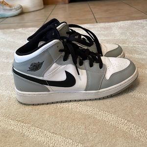 Jordan 1 Mid Smoke Grey